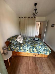 a bedroom with a bed and a table and a chair at Appartement Soustons Les marronniers in Soustons