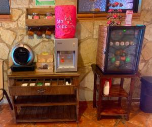 ein Raum mit einer Theke, an der ein Kühlschrank und ein Tisch stehen in der Unterkunft Hotel Santa Irene in Cholula de Rivadavia