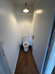 a small bathroom with a toilet in a room at Appartement Soustons Les marronniers in Soustons +3 photos