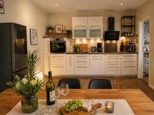 a kitchen with a table with a bottle of wine at Premium Lodge nahe Cochem - 5-Sterne- Ferienwohnung - 149 qm - für 2-6 Gäste in Greimersburg