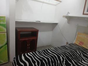 a small room with a bed and a table at Departamentos y Cuartos Apaxco in Apaxco de Ocampo