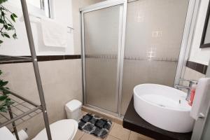 a bathroom with a shower and a sink and a toilet at Rinconcito de Paz en Xalapa in Xalapa