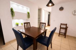 a dining room with a wooden table and chairs at Rinconcito de Paz en Xalapa in Xalapa