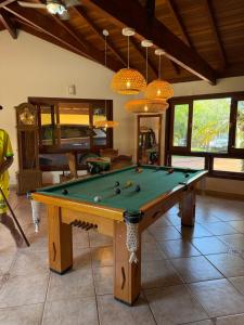 a room with a pool table in a house at Chácara com Piscina, Hidro, Campo de futebol, Beach Tennis, Sinuca e Churrasqueira in Analândia