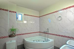 Ένα μπάνιο στο Hotel Maistrali