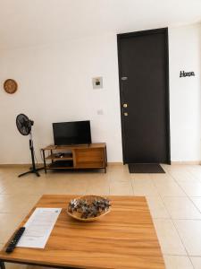 a room with a table with a bowl on top of it at Departamento Harmony Xalapa in Xalapa
