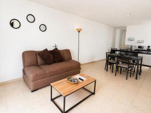 a living room with a couch and a table at Departamento Harmony Xalapa in Xalapa