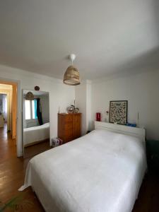 a bedroom with a large white bed and a mirror at Maison de ville quartier saint-pierre in Brest
