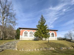 a house on a hill with a tree in front at Escuelas de collía B AT-1537-AS in Arriondas