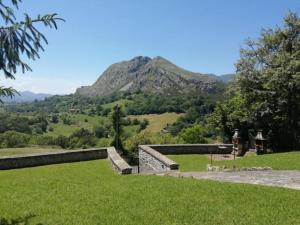 a view of a mountain from a grassy hill at Escuelas de collía C AT-1537-AS in Arriondas