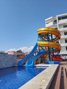 eine Wasserrutsche vor einem Schwimmbecken in der Unterkunft Antonios Miramar Hotel in Ciudad Madero