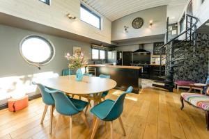a dining room with a table and chairs at Ainos Louanges - Bail Partner in Auxerre