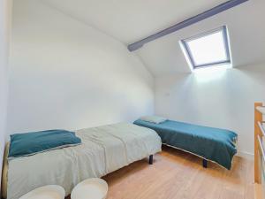 a bedroom with two beds and a window at Le Sauge, 5 min Gare, Terrasse, Stationnement in Saint-Brieuc