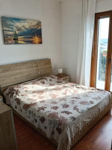 a bedroom with a bed and a window at Casa Sofia in Marina Julia
