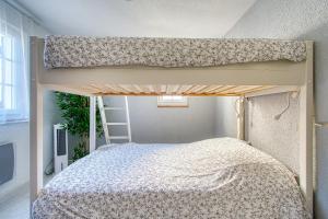 a bedroom with a bunk bed in a room at Le Charme bleu d'Azur in Saint-Raphaël