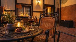 a table with glasses of wine and a plate of fruit at Gemütliches Apartment am Bad Muskauer Park Sauna zu buchbar Hunde willkommen Ruhige Lage in Bad Muskau
