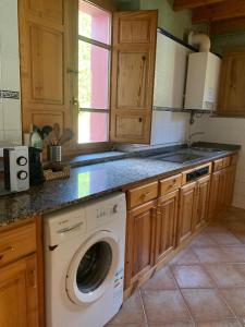 a kitchen with a washing machine on a counter at Escuelas de collía C AT-1537-AS in Arriondas