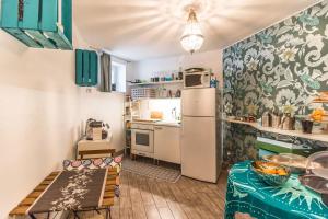 a small kitchen with a table and a refrigerator at Riad Rooms in Sarnico