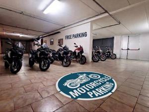 eine Gruppe von Motorrädern, die in einer Garage geparkt sind in der Unterkunft Hotel Montegrino Lakeview in Montegrino Valtravaglia