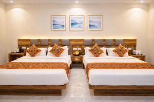 a hotel room with two beds in a room at Hotel Golden Oasis - 5 Minute Walk from New Delhi Railway Station in New Delhi