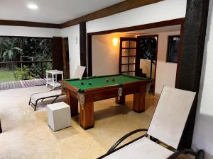 a pool table in a living room with a pool table at Aconchego Corrêas in Petrópolis