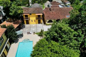 an aerial view of a house with a swimming pool at Aconchego Corrêas in Petrópolis