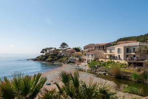 a view of a beach with houses and the ocean at Maisonnette Chez Aurèle in Santa-Maria-di-Lota