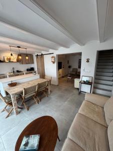 a living room with a couch and a table at Céntrico duplex con piscina in Jávea