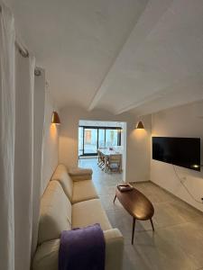 a living room with a couch and a table at Céntrico duplex con piscina in Jávea