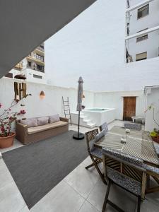 a living room with a couch and a table at Céntrico duplex con piscina in Jávea