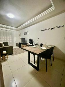 ein Esszimmer mit einem Tisch und ein Wohnzimmer in der Unterkunft Apto do Xavier in Juazeiro + 14 Fotos