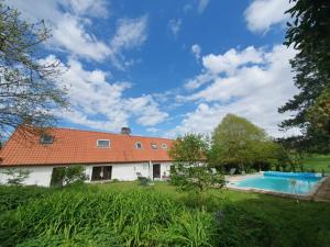 a house with a swimming pool in a yard at Longère 'Nature et Baies' in Montigny