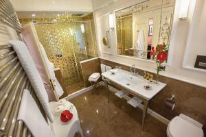 
a bathroom with a sink, toilet and bathtub at Hotel Londra Palace in Venice
