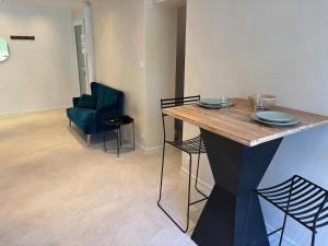 a room with a table and chairs in a room at Le Nid du Cotentin - Maison moderne & calme in Les Pieux