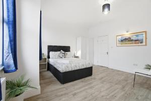 a bedroom with a bed in a room at Modern 2 bedroom flat, SE6 in Catford