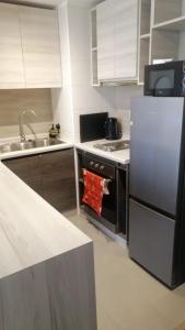 a kitchen with a refrigerator and a sink at privilegio apart in Los Ángeles