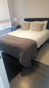 a large bed in a room with at privilegio apart in Los Ángeles +6 photos