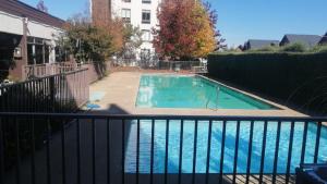 a swimming pool in a yard with a fence at privilegio apart in Los Ángeles