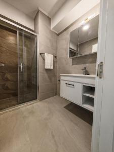 a bathroom with a shower and a sink at Crystal by Solid Sea View Mamaia - Apartament langa plaja cu vedere la mare in Mamaia