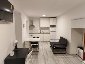 eine Küche mit Tisch und Stühlen in einem Zimmer in der Unterkunft Cocoaloa in Armilla