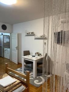 a room with a table and a kitchen with a tableablish at Apartman B&S Apatin in Apatin +17 photos