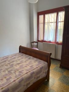 a bedroom with a bed and a window at Paul in Serra-di-Ferro