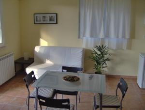 a living room with a table and chairs and a bed at B&B Nuova Loggia in Fabriano