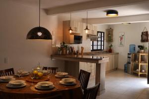 a kitchen and dining room with a table and chairs at Casa La Vikina in Guanajuato