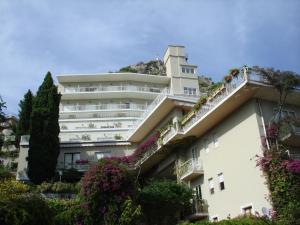a building with flowers on the side of it at Hotel Mediterranée in Taormina