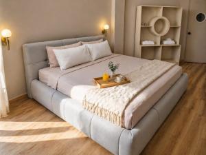 a large bed with a tray on top of it at Altitud 620 Boutique Suites in Nazca