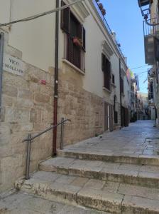 an alley with stairs leading up to a building at Corollario 21 in Barletta