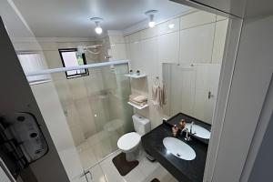 a bathroom with a sink and a shower and a toilet at Edifício com Ótima localização e Conforto in Toledo +145 photos