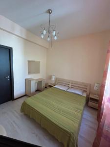 a bedroom with a green bed in a room at Bosco Dream Neptun-Olimp in Neptun