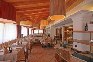 Reštaurácia alebo iné gastronomické zariadenie v ubytovaní Hotel Astoria